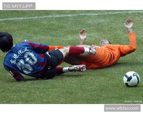 足球明星在比赛中遭遇惊险时刻的震撼瞬间回顾与解析 足球明星在比赛中遭遇惊险时刻的震撼瞬间回顾与解析