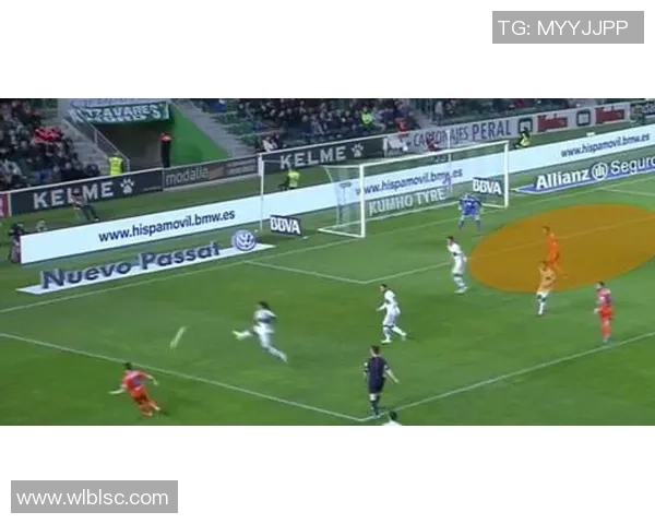 足球明星炫酷绝技大揭秘展现球场上的惊艳瞬间与技巧魅力 足球明星炫酷绝技大揭秘展现球场上的惊艳瞬间与技巧魅力